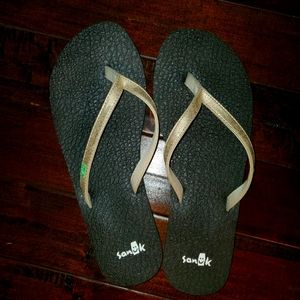 Sanuk flip flips